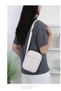 Detailansicht der lässigen Umhängetasche am Model, zeigt verstellbaren Gurt und Tasche.