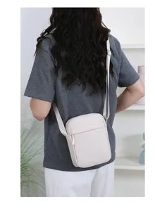 Detailaufnahme einer minimalistischen, beigen Freizeitumhängetasche am Model getragen.