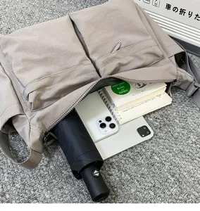 Nylon Umhängetasche Detail zeigt große Kapazität für alltägliche Gegenstände.