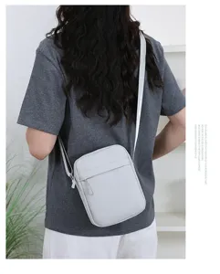 Detailansicht der leichten grauen minimalistischen Umhängetasche getragen, lässiger Alltag.