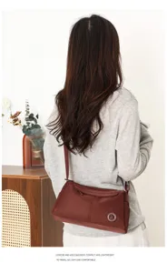 Modische Damen Nylon Umhängetasche von hinten gezeigt, kompaktes und leichtes Design.