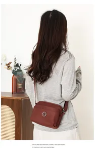 Lässige Damen Umhängetasche aus Nylon, leichte kleine Schultertasche mit verstellbarem Gurt.