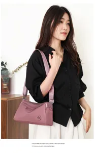 Elegante Nylon Umhängetasche für Damen, leicht und praktisch für den Alltag als Crossbody.