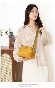 Lässige Nylon Umhängetasche für Damen, leicht und kompakt für Pendeln und Reisen.