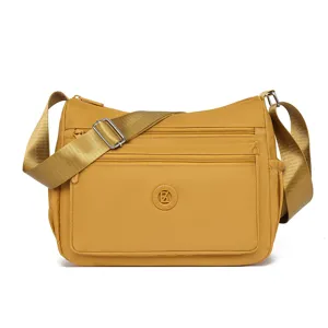Gelbe Nylon Freizeit Damen Umhängetasche mit vielen Fächern und breitem Schultergurt.