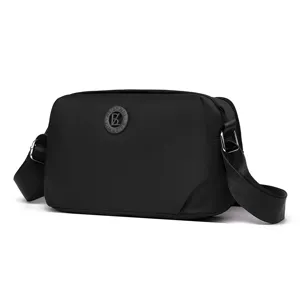 Lässige minimalistische Nylon Umhängetasche für Damen, leichte tägliche Handtasche.