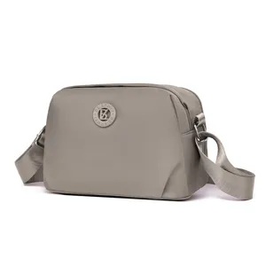 Lässige Nylon Umhängetasche für Damen, leichte minimalistische Schultertasche Alltag.