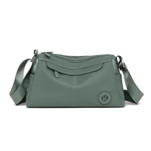 Grüne Nylon Umhängetasche, leichte Freizeittasche für Damen mit mehreren Reißverschlüssen.