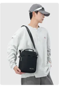 Herren schwarze Nylon Umhaengetasche Business Crossbody Tasche vertikale Handtasche