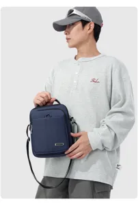 Herren Nylon Umhängetasche Detailansicht mit vertikalem Design, Metalllogo und Gurt.