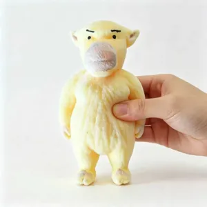 Gedetailleerd overzicht van het gele pluche knijpspeelgoed met schattig abstract karakter.