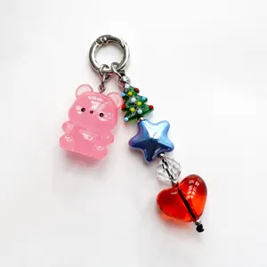 Dettaglio del portachiavi con ciondolo a forma di orsetto, stella e cuore, grazioso.