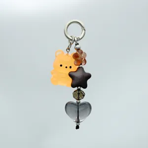 Vista di dettaglio del ciondolo carino orso stella cuore trasparente, bellissimo accessorio.