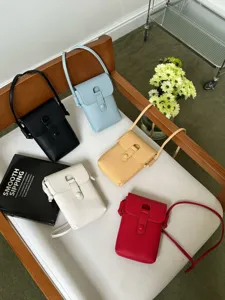 Vue détaillée de sacs bandoulière pour téléphone légers et tendance en plusieurs coloris.