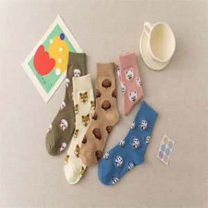 Détail de chaussettes mi-hautes à jacquard de chien mignon, chaussettes en coton tricoté japonaises.