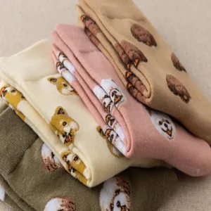 Détail de chaussettes mi-hautes à jacquard de chien mignon, chaussettes en coton douces.