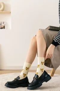 Vue détaillée de chaussettes mi-hautes motif Shiba Inu, coton doux, style mignon quotidien.