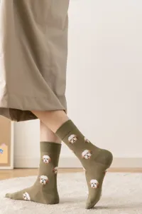 Vue détaillée de chaussettes mi-hautes en tricot avec joli motif chiot et vert olive.