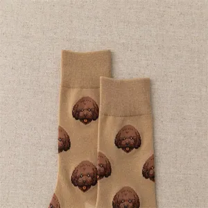 Gros plan de chaussettes pour femmes avec jacquard de chien mignon et texture douce.