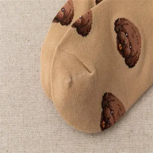 Chaussettes mi-hautes jacquard chien mignon pour femmes détail, tissu tricoté doux automne.