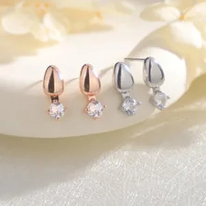 Elegantes pendientes de circonita con forma de gota, joyería minimalista en plata y oro rosa.