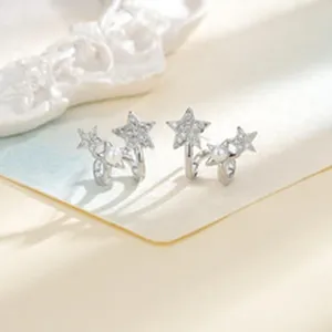 Exquisitos pendientes de estrella plateados con circonitas brillantes y una perla elegante.