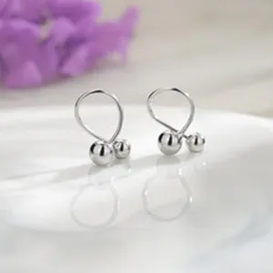 Pendientes minimalistas de plata con doble perla primer plano detallado elegante.
