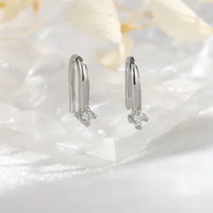 Exquisitos pendientes de aro plateados con un colgante de cristal de circonita brillante.