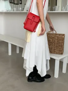 Sac bandoulière rouge élégant en cuir pour femme, léger et pratique pour le quotidien.