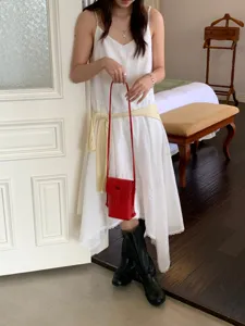 Vue détaillée de l'élégant sac bandoulière rouge pour téléphone, format compact et design chic.