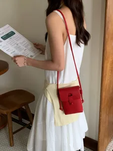 Sac bandoulière rouge pour femme, petit sac de téléphone léger et élégant pour le travail.