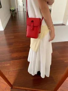Sac bandoulière rouge pour femme, léger et pratique pour les déplacements quotidiens et balades.