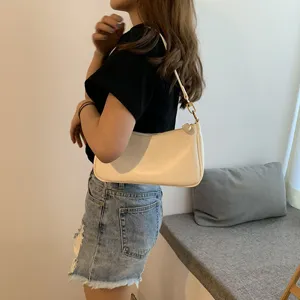 Minimalistische beigefarbene Baguette Umhängetasche für Damen, schicke PU Leder Handtasche.