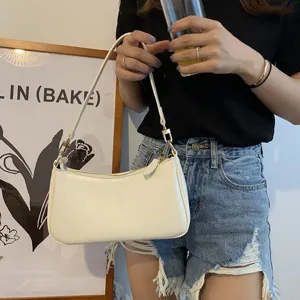 Detailansicht einer minimalistischen weißen Baguette-Umhängetasche aus stilvollem PU-Leder.