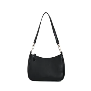 Schwarze Baguette Schultertasche für Damen, minimalistische PU Leder Achseltasche mit goldner Kette.