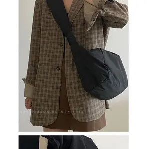 Detailansicht der schwarzen gesteppten Beuteltasche, zeigt weiche Textur und großes Volumen.