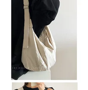 Minimalistische große Puffer-Umhängetasche, weiche lässige Schultertasche für Damen.