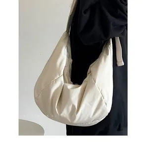 Detailansicht der lässigen beigen Beuteltasche, weiches Steppdesign, große Kapazität.