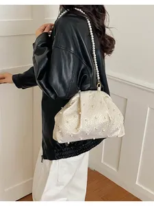 Élégante pochette froncée ornée de perles avec belle bandoulière en chaîne de perles chic.