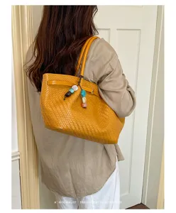 Borsa a spalla intrecciata gialla retro con dettaglio di perline, accessorio casual.