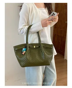 Primo piano dettagliato di una borsa tote intrecciata ed elegante dallo stile retrò.