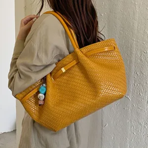 Elegante borsa tote a spalla intrecciata gialla da donna, grande design casual da commute.