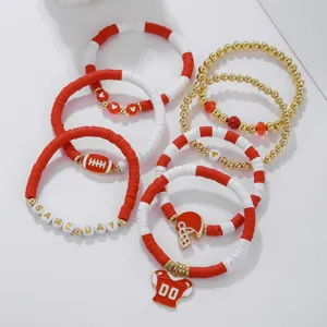 Spieltag Football Themen rot weisse Tonperlen Armband Set mit tollen Sport Anhängern.