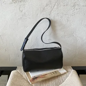 Zwarte cilinder schoudertas voor dames, stijlvolle minimalistische handtas met verstelbare riem.