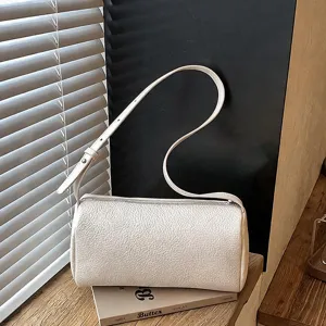 Chique witte cilindrische schoudertas voor dames, elegante barrel tas met een fijne riem.