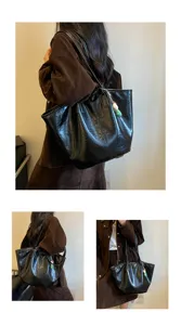 Grote retro zwarte tote bag voor dames, minimalistische lederen schoudertas casual.
