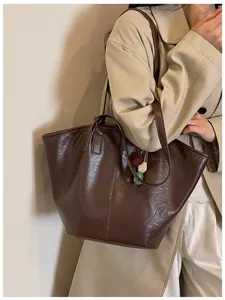 Klassieke donkerbruine lederen shopper tas detail, grote capaciteit en minimalistische stijl.