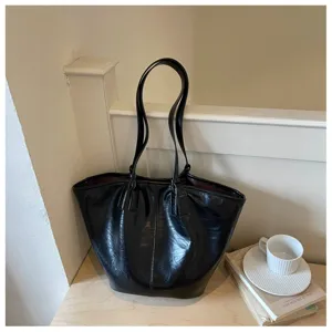 Grote capaciteit vintage tote tas voor vrouwen, stijlvolle casual schoudertas in het zwart.