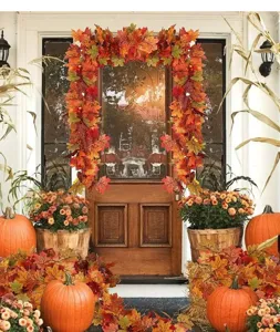 Gedetailleerd uitzicht op herfst esdoornblad slingers voor oogstfeest deur decoratie.