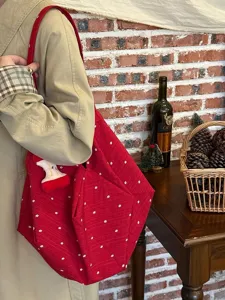 Vista detallada del bolso tote de lona roja estilo coreano con estampado floral.